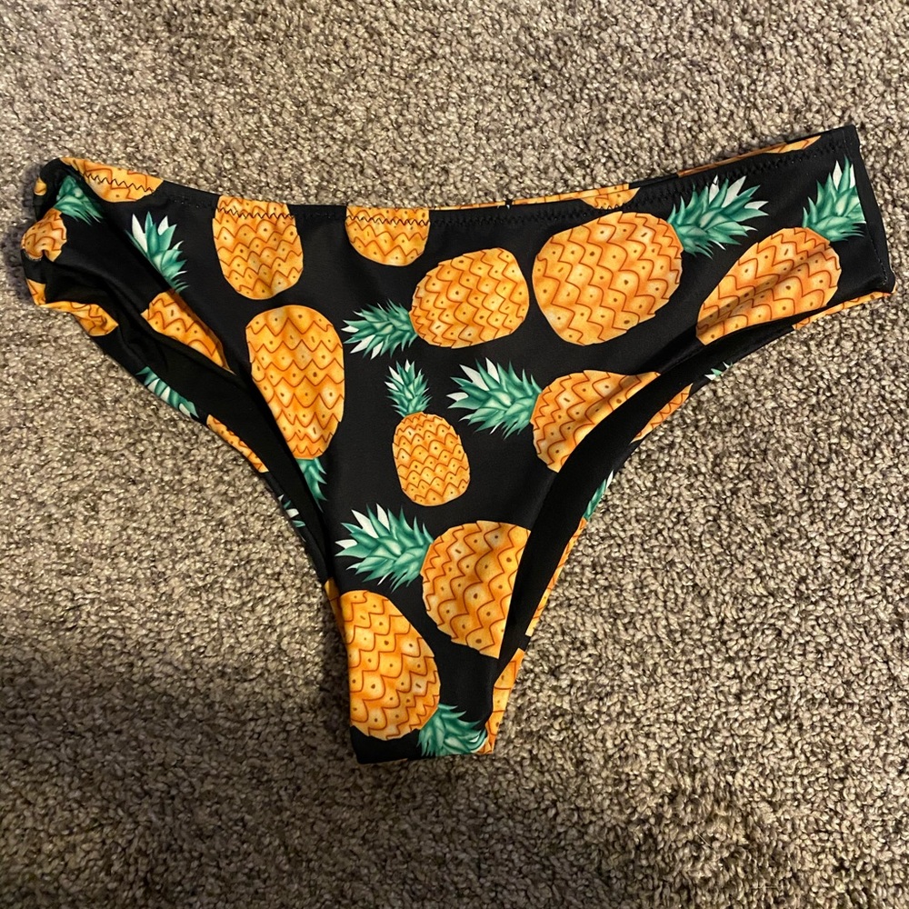 Super cute pineapple swimsuit bottoms!!